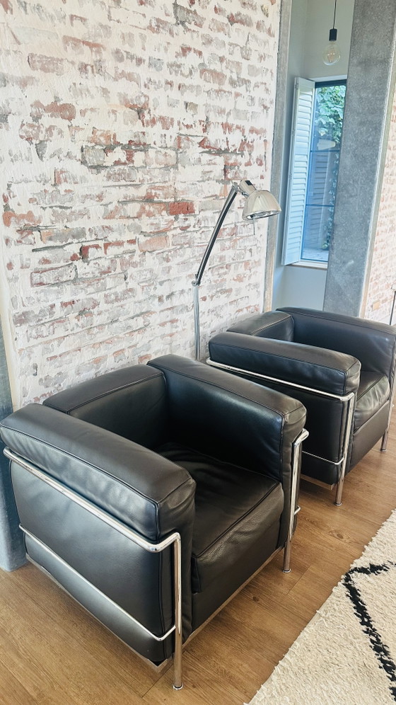 Due Poltrone Cassina LC 2 – Leather, Metal (photo 2 of 6)