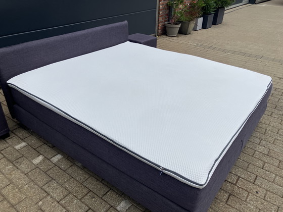 Image 1 of Auping Boxspring 180 x 200 in Topstaat! Incl Auping matras en Emma topper, alles zeer netjes. Incl 2 hockers (nachtkastjes)