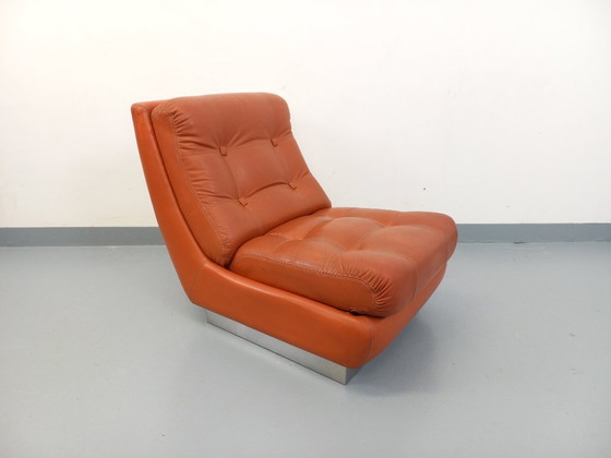 Image 1 of Vintage Roche Bobois-fauteuil in chroom en tegelkleurig leer uit de jaren 70.