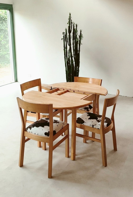 Mesa redonda extensible con cuatro sillas en estampado de vaca. – Conjuntos de comedor, Textile, Wood (photo 7 of 7)