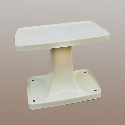 Table basse futuriste à roulettes