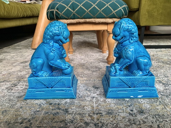 Chinoiserie, par de leones guardianes de templo "Foo Dogs" de los años 50, porcelana de mediados de siglo. (photo 7 of 7)