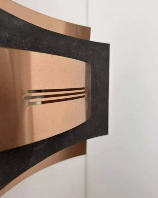 Paar vintage wandlampen, mat zwart metaal en koper, Nederland 1960