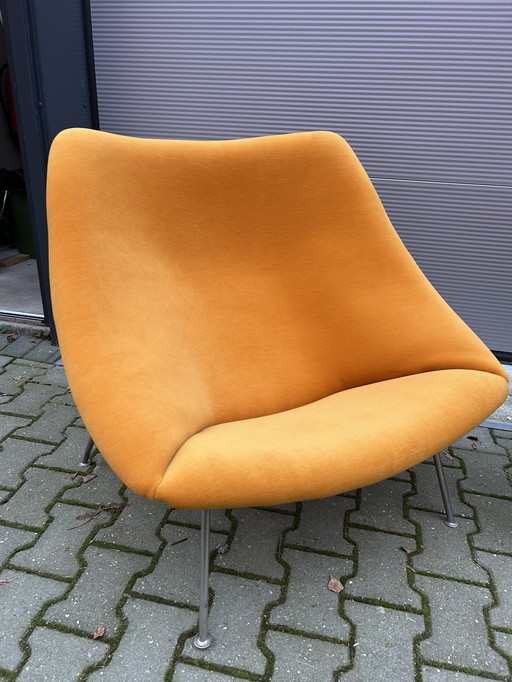 Artifort Oyster armchair in new condition