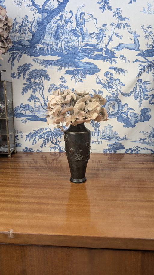 Paire de vases en bronze Japonais au bas relief d'oiseaux époque Meiji (1868–1912)