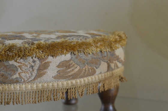 Image 1 of Reposapiés o taburete antiguo de madera