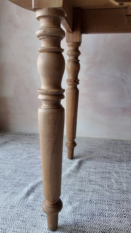 Image 1 of Mesa pequeña redonda plegable de madera de haya: encanto rústico.