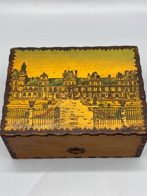 Houten souvenirdoos met pyrografie, afbeelding van het kasteel van Fontainebleau. – decoratieve objecten, Wood (photo 2 of 8)