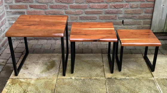 Industrielles Beistelltisch-Set – massives Akazienholz & schweres Stahlgestell | Niederlande | 1980er Jahre (photo 6 of 14)