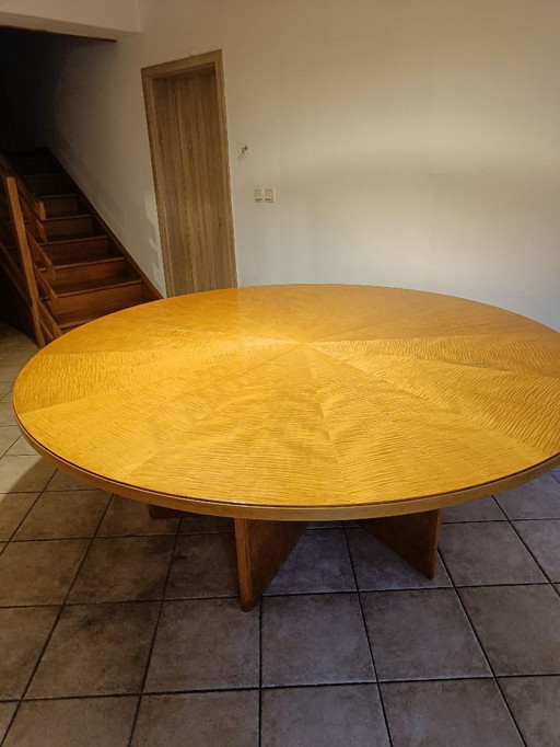 Grande table de salle à manger ronde en bois des années 1980 – 203 cm de diamètre, placage effet soleil, piètement à six pieds