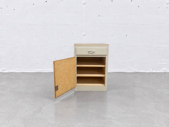 Cassettiera vintage bianco crema con piano scuro – Cassettiere, Wood (photo 4 of 13)
