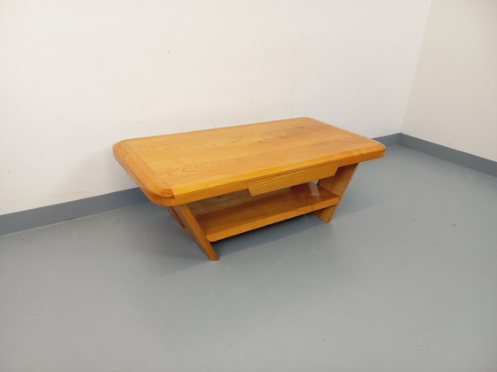 Image 1 of Vintage brutalistische rechthoekige salontafel van massief iepenhout met lade uit de jaren 70.