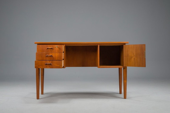Image 1 of Kleiner dänischer Teakholz-Schreibtisch, Mid Century, 1970er Jahre