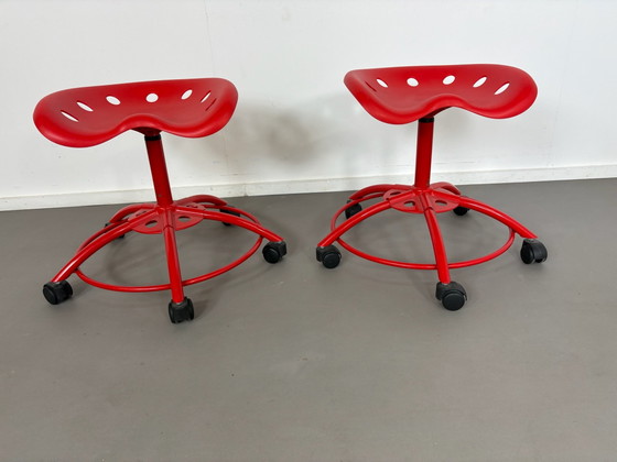 Set van 2 rood plastic tractor stoelen IKEA design, Krukjes, Metaal, Kunststof, Zwart (foto 4 van 6)