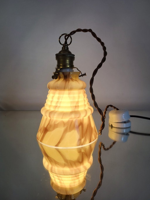 Lampada Art déco in vetro opalino costolato, Verreries de Scailmont, Henri Heemskerk, Belgio