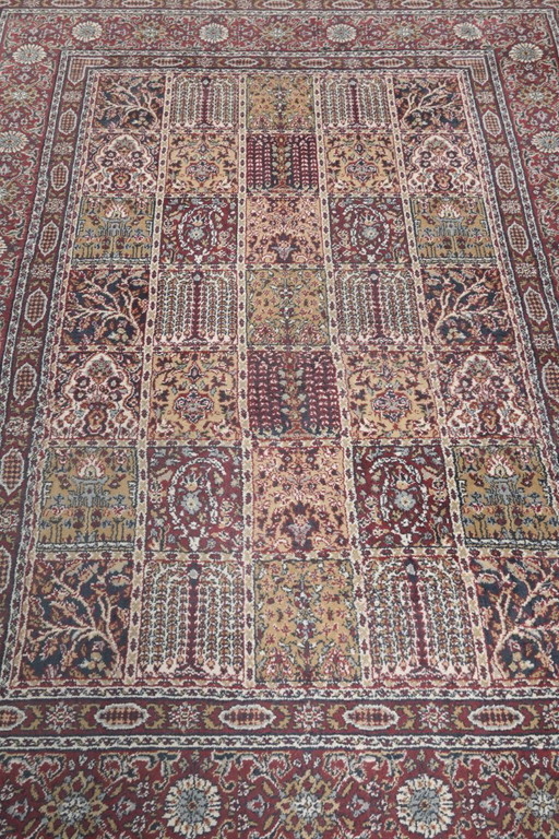 Wunderschöner Teppich mit überwiegend roten Farben und ansprechenden Mustern, 230 x 170 cm