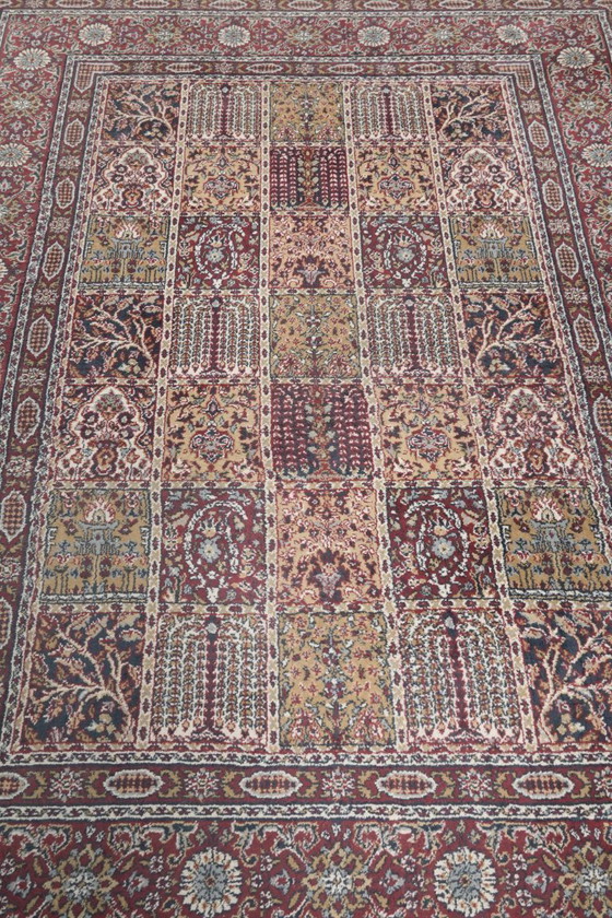 Image 1 of Wunderschöner Teppich mit überwiegend roten Farben und ansprechenden Mustern, 230 x 170 cm