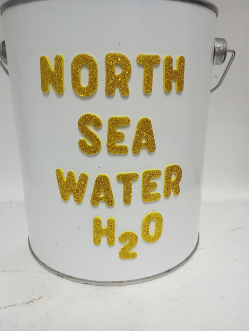 Eau de la mer du Nord mise en conserve par Alfie et al.