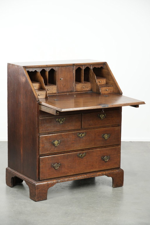 Elegante scrivania antica inglese in rovere del XVIII secolo.