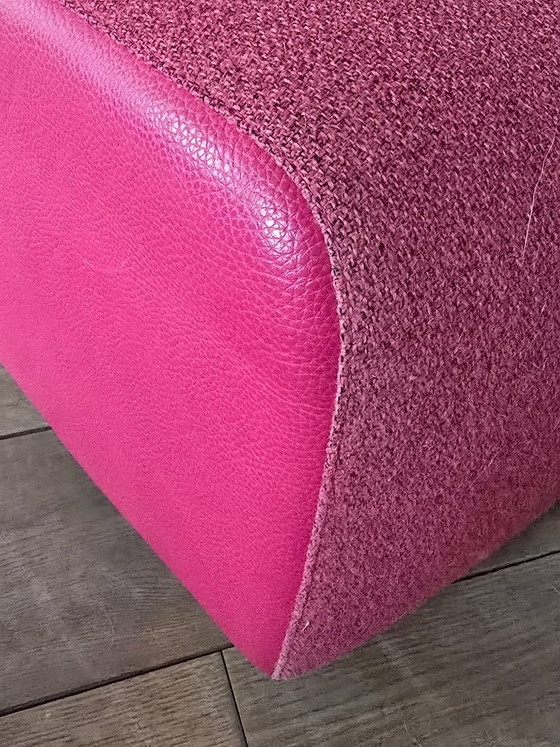 Image 1 of 2 leolux stoelen, Scylla, hoog en een poef. Scylla 965-101, fauteuil hoog Zit/rug: Macaron kl. 640 Roseo Zijkant: Senso kl. 5560