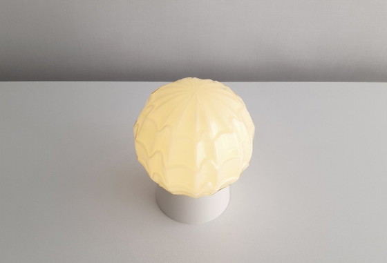 Image 1 of Beige vanille glazen plafondlampje van Thabur in Den Haag, Small variant, art deco lamp glazen bol