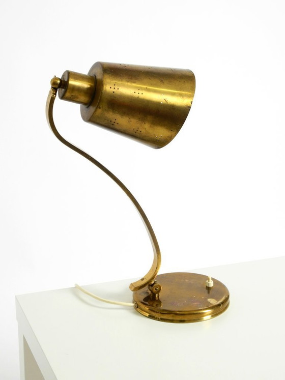 Image 1 of Magnifique lampe de table en laiton massif, rare et imposante, typique du design moderne du milieu du XXe siècle | 48 cm | 18,9"