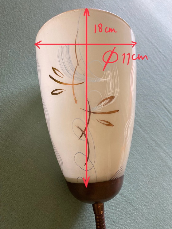 Image 1 of Lampada da parete anni '50 con 2 molle di flessione e paralumi in vetro dipinto a mano