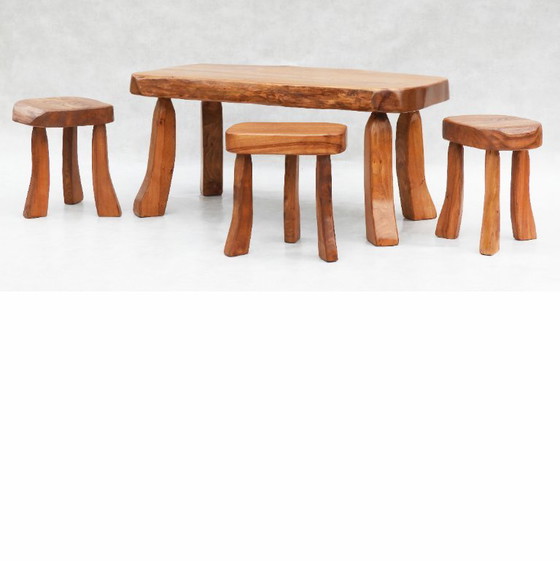 Table de salon en orme massif à bord naturel et 3 tables d'appoint/tabourets C1970 France – Tables basses (photo 2 of 14)