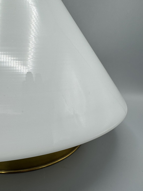 Image 1 of Plafonnier avec abat-jour conique en verre et monture en laiton