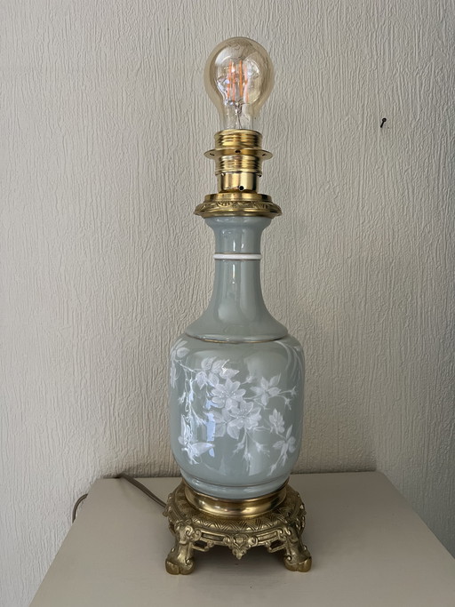 Lampada da tavolo in porcellana celadon pâte-sur-pâte con montatura in bronzo