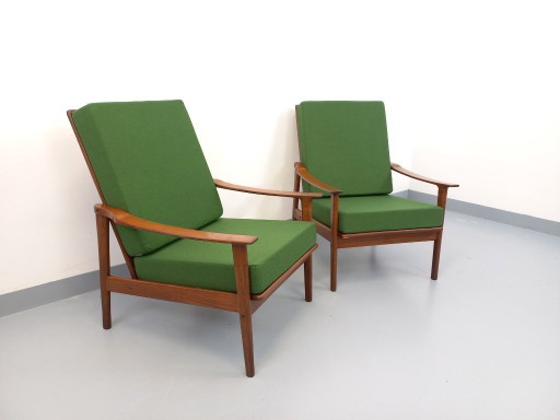 Een paar vintage Scandinavische fauteuils van teakhout met groene stof uit de jaren 60.