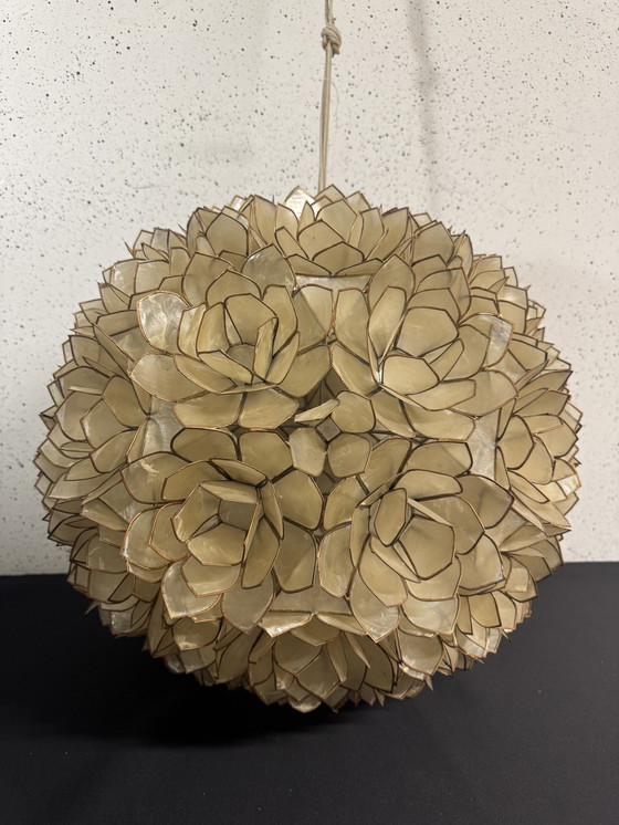 Image 1 of grande lampadario vintage composto da fiori in madreperla