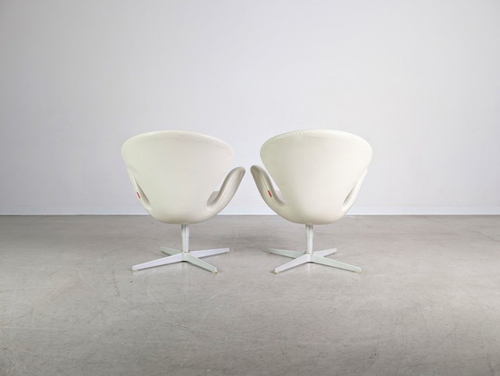 Image 1 of 2x Silla Swan original de Fritz Hansen, cuero blanco de Arne Jacobsen