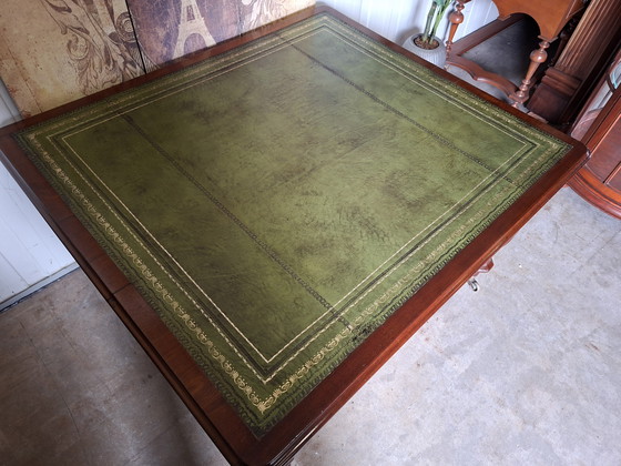 Image 1 of Scrivania antica, con piano in pelle intarsiata, con 2 cassetti. Dimensioni: 130x115 cm e altezza 74 cm.