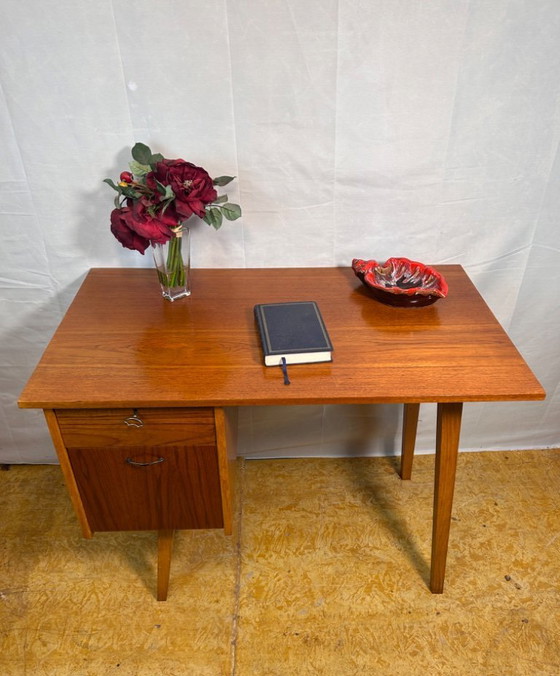 Image 1 of Mid-Century Retro Vintage Teak Klein Bureau Jaren 60, Deens Design Invloed Charmant Functioneel