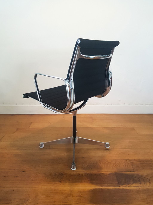 Sedia da ufficio vintage in alluminio EA 108 di Charles e Ray Eames per Herman Miller