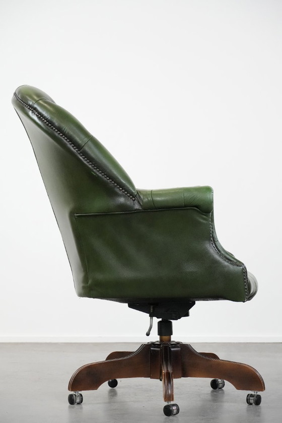 Image 1 of Grand fauteuil de bureau Chesterfield en cuir de vachette vert de style anglais, sur roulettes et à dossier haut.