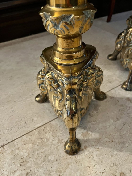 Image 1 of Set di 2 grandi candelieri da chiesa in ottone pesante con teste d'angelo - 51 cm