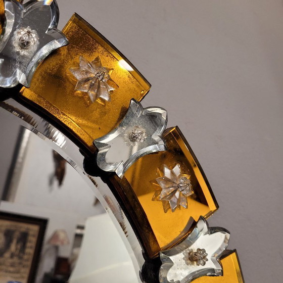 Image 1 of "Zon"-spiegel van Murano-glas, amberkleur, 20e eeuw – Italië