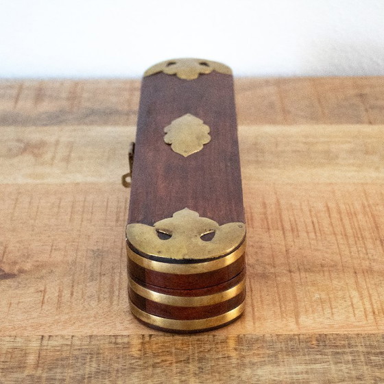 Image 1 of Portapenne vintage in ottone e legno: allungato, elegantemente decorato, in stile antico da ufficio.