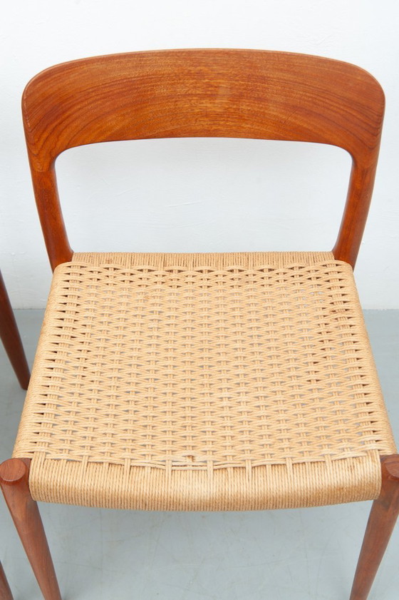 Image 1 of 4x eetkamerstoelen model 75 gemaakt van teakhout van Niels Otto Møller voor J.L. Møller Møbelfabrik (jaren 50)