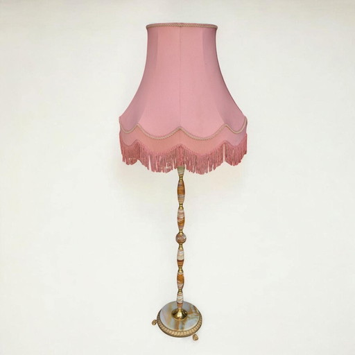 ¡Rareza! Lámpara de pie Mid-Century con pantalla de terciopelo rosa y flecos – Base de latón con decoración de mármol