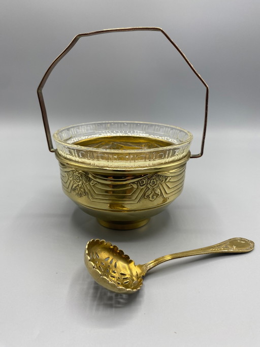 Suikerpot van gevormd glas in art deco-stijl met verguld metalen handvat en lepel. – glazen karaffen
