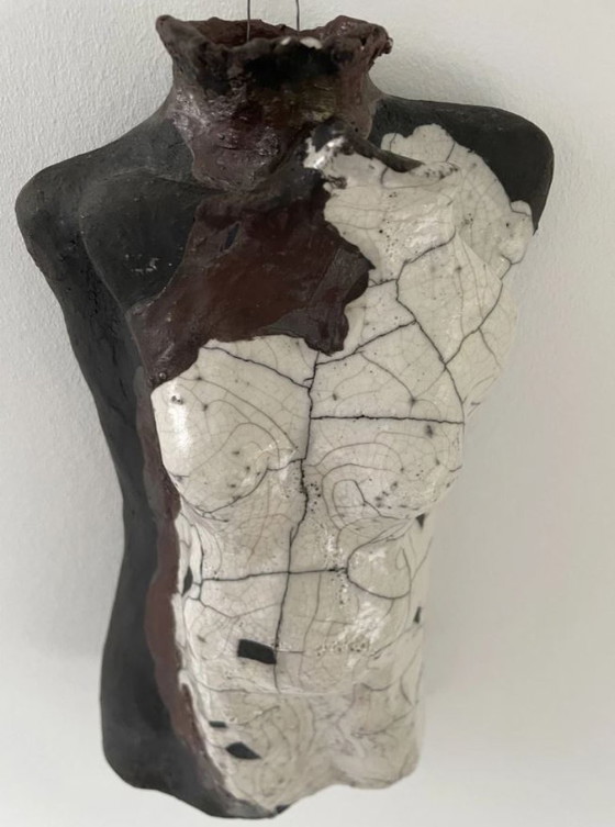 Image 1 of Torse féminin sculpté en céramique – glaçure raku
