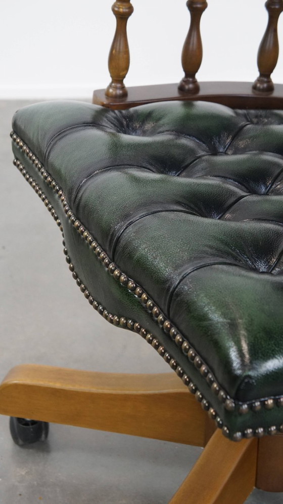 Image 1 of Dunkelgrüner Chesterfield-Bürostuhl aus Rindsleder und Holz auf Rollen