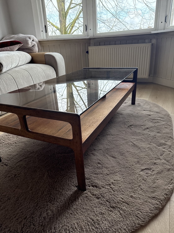 Image 1 of Table basse en palissandre avec plateau en verre fumé