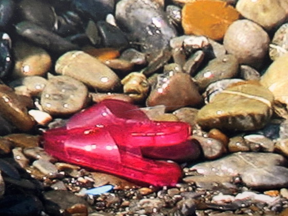 Image 1 of Foto eines Mädchens unter der Außendusche