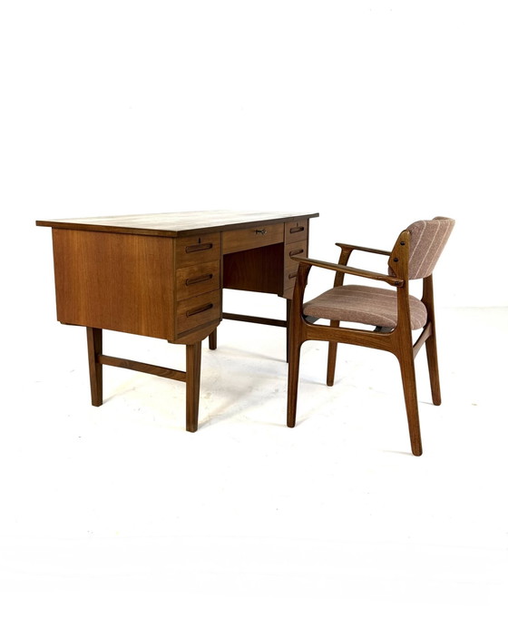 Image 1 of Vintage vrijstaand Deens teakhouten bureau ‘60