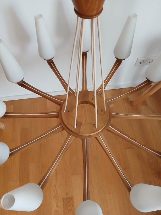 Zeldzaamheid: 12-armige Mid-Century Teak & Opaalglas Kroonluchter van Uno & Östen Kristiansson voor Luxus (photo 6 of 7)