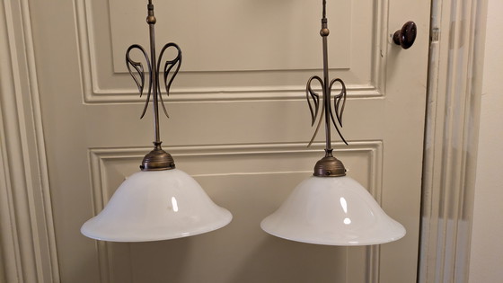 Image 1 of Deux lampes suspendues vintage de style Art déco, abat-jour opalin